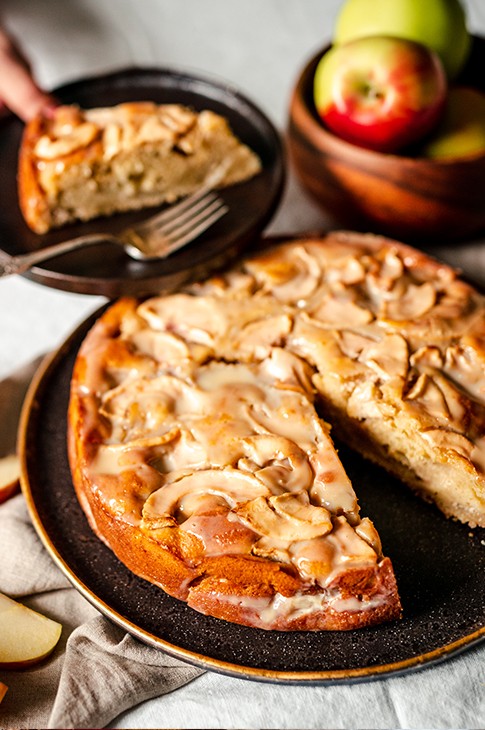 On adore les pommes, mais trop souvent après la visite au verger elles finissent en éternelle compote… Rien contre la compote, mais des fois on a envie d’une recette un peu plus pimpante. Voici donc le gâteau aux pommes et à la ricotta! Sa texture incroyablement moelleuse saura vous charmer, et avec la touche de lait condensé à l’érable Martin Picard du restaurant Au pied de cochon, vous voudrez le préparer chaque année!