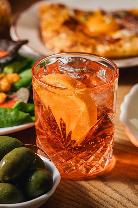 Un mélange tout simple de vin mousseux, avec de l’eau pétillante ou de l’eau de Seltz et de la liqueur (Aperol, Campari rouge ou Amermelade) sans oublier glaçons et rondelle d’orange. Le spritz s’impose comme LE cocktail de l’été qu’on déguste en grignotant des antipasti à volonté. Et si c’était ça la dolce vita ?