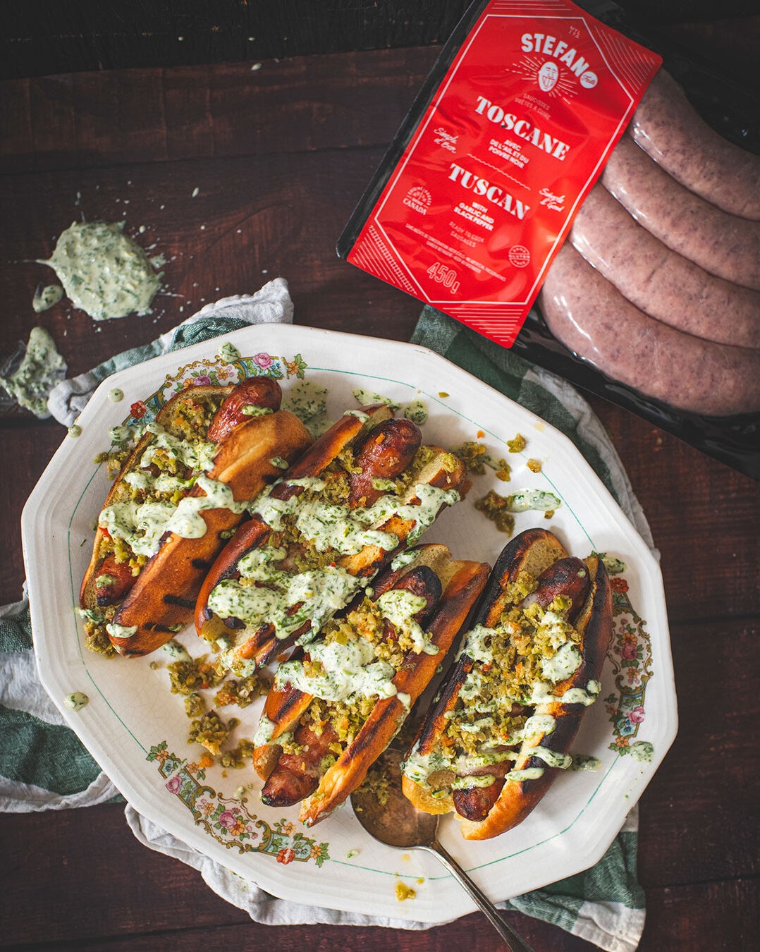 Sandwich avec saucisse Toscane Stefano, aïoli au basilic et relish maison. Recette gracieuseté de Samuel Joubert (Le Coup de Grâce).