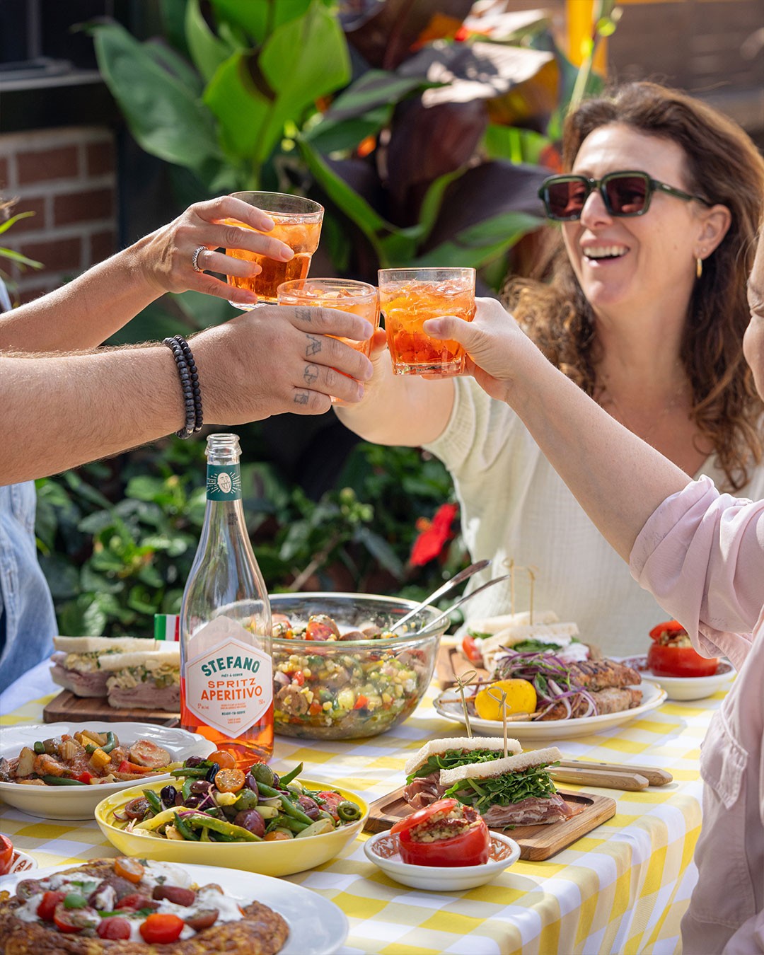 Le passé et le présent d’un congé d’été La fête de Ferragosto (un mélange du mot ferie pour vacances, et agosto pour août) est célébrée en Italie chaque année le 15 août. Ce jour férié ressemble à notre fête du Travail, sauf que plutôt que de sonner la cloche du retour en classes, il marque pour la plupart des Italiens le début des vacances d’été. Les semaines de détente qui s’en suivent rappellent aussi un peu nos vacances de la construction, mais à plus grande échelle. Ferragosto, c’est un party qui ouvre la voie à un repos national. Au menu : des festins nonchalants sur le BBQ, des feux d’artifice, des courses de toutes sortes, de l’animation de rue et des processions hautes en couleur. La totale!