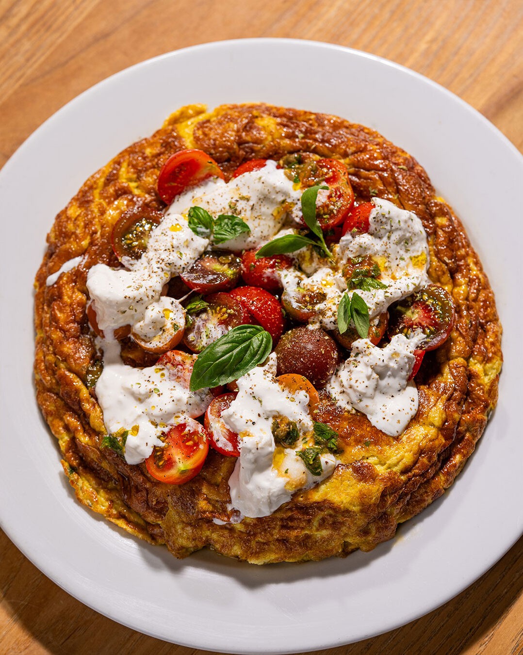 Ici, on vous propose une version rutilante de la frittata qui se prépare à l’année, mais qui prend tout son sens quand on a la chance d’avoir accès à de belles tomates locales d’été. Elle s’inspire de la célèbre salade caprese qui met de l’avant la Sainte Trinité des produits italiens : tomates, mozzarella et basilic. C’est frais, c’est gourmand. C’est facile, c’est élégant. C’est à essayer absolument!