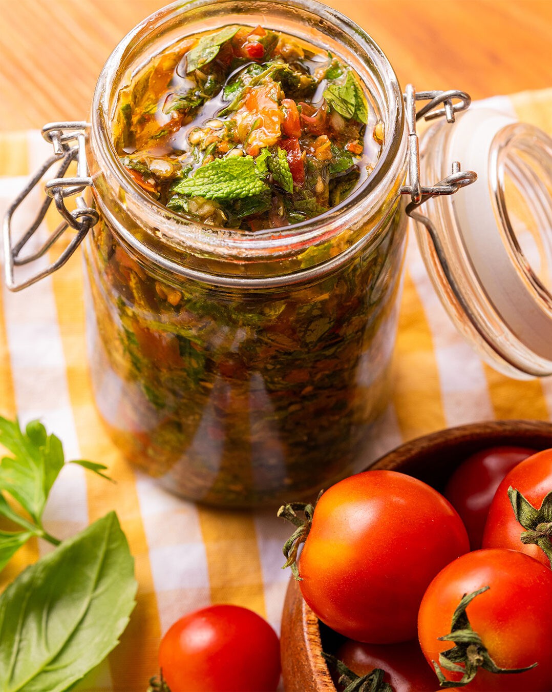 Ce pesto ensoleillé tire ses origines de l’île de Pantelleria au large de la Sicile et se prépare avec certains des plus beaux joyaux de l’été : les fines herbes et les tomates. Vous pouvez bien sûr le préparer à la minute quand l’envie se pointe le bout du nez. Mais on vous encourage fortement à le cuisiner en grande quantité quand la belle saison bat son plein pour garder quelques pots au congélo ou au garde-manger si vous avez opté pour une joyeuse corvée de cannage. En plus de garnir parfaitement toutes vos pâtes préférées, ce pesto peut aussi rehausser vos viandes, poissons, trempettes et bien plus encore. 