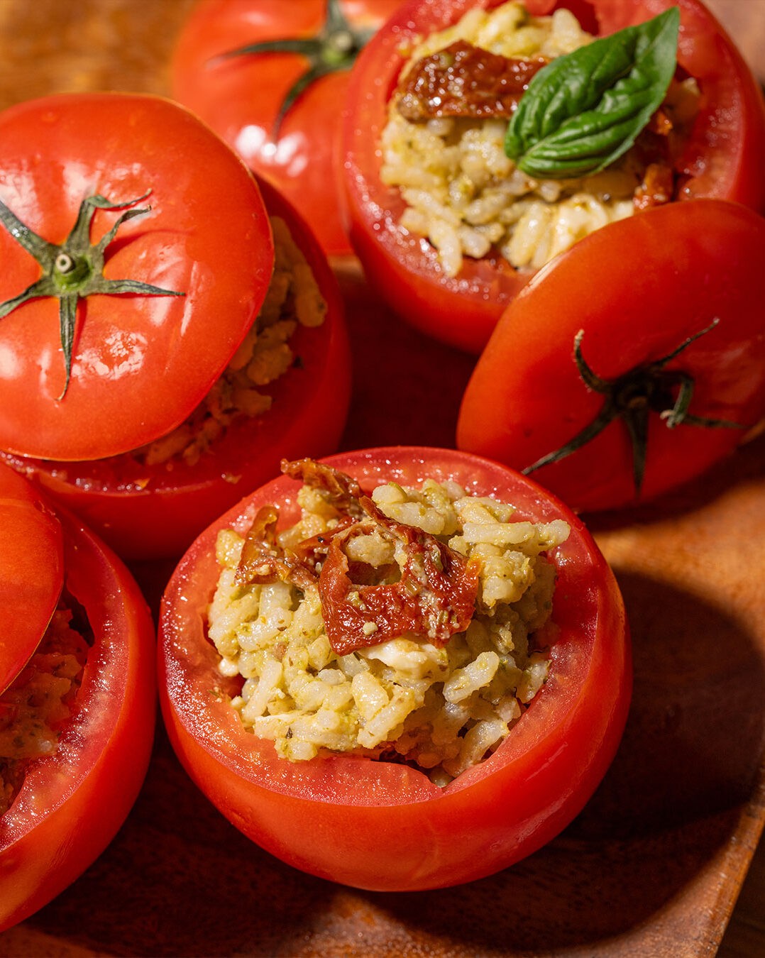 Si vous cherchez une nouvelle recette toute fraîche et juste assez chic pour votre prochain repas festif sous le soleil, on a ce qu’il vous faut! Ce n’est pas un secret, on adore les tomates. Ce légume (ou est-ce un fruit?) magique illumine tout ce qu’il touche et dans ce cas-ci, il forme même le parfait réceptacle. La farce pourrait très bien être modifiée pour s’agencer à vos préférences ou à ce qui se trouve dans le frigo, mais vous trouverez ici un super canevas de départ. 