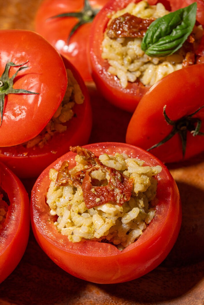 Si vous cherchez une nouvelle recette toute fraîche et juste assez chic pour votre prochain repas festif sous le soleil, on a ce qu’il vous faut! Ce n’est pas un secret, on adore les tomates. Ce légume (ou est-ce un fruit?) magique illumine tout ce qu’il touche et dans ce cas-ci, il forme même le parfait réceptacle. La farce pourrait très bien être modifiée pour s’agencer à vos préférences ou à ce qui se trouve dans le frigo, mais vous trouverez ici un super canevas de départ. 