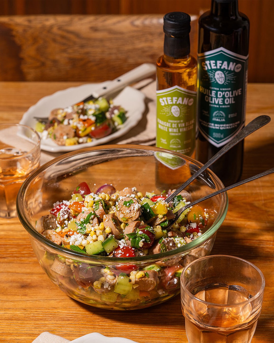 Cette salade gourmande est un hommage aux joies du BBQ, un repas complet et coloré qui ravit autant les fous de légumes que les carnivores assumés. Vous verrez qu’en mélangeant des légumes crus et grillés, on obtient une texture riche et équilibrée qui met tous ces beaux produits-là en vedette. Et puis on sait que tout le monde raffole de notre fameux blé d’Inde du Québec bouilli en mode épluchette, mais on vous invite à garder quelques épis pour le gril. Le petit côté caramélisé saura vous charmer!