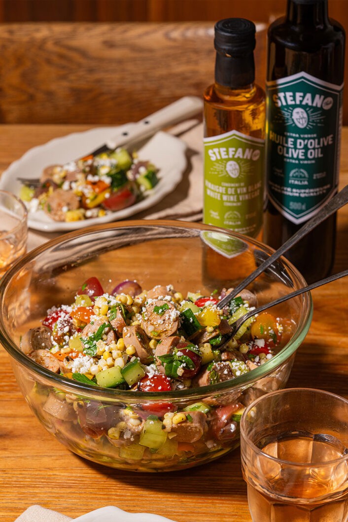 Cette salade gourmande est un hommage aux joies du BBQ, un repas complet et coloré qui ravit autant les fous de légumes que les carnivores assumés. Vous verrez qu’en mélangeant des légumes crus et grillés, on obtient une texture riche et équilibrée qui met tous ces beaux produits-là en vedette. Et puis on sait que tout le monde raffole de notre fameux blé d’Inde du Québec bouilli en mode épluchette, mais on vous invite à garder quelques épis pour le gril. Le petit côté caramélisé saura vous charmer!