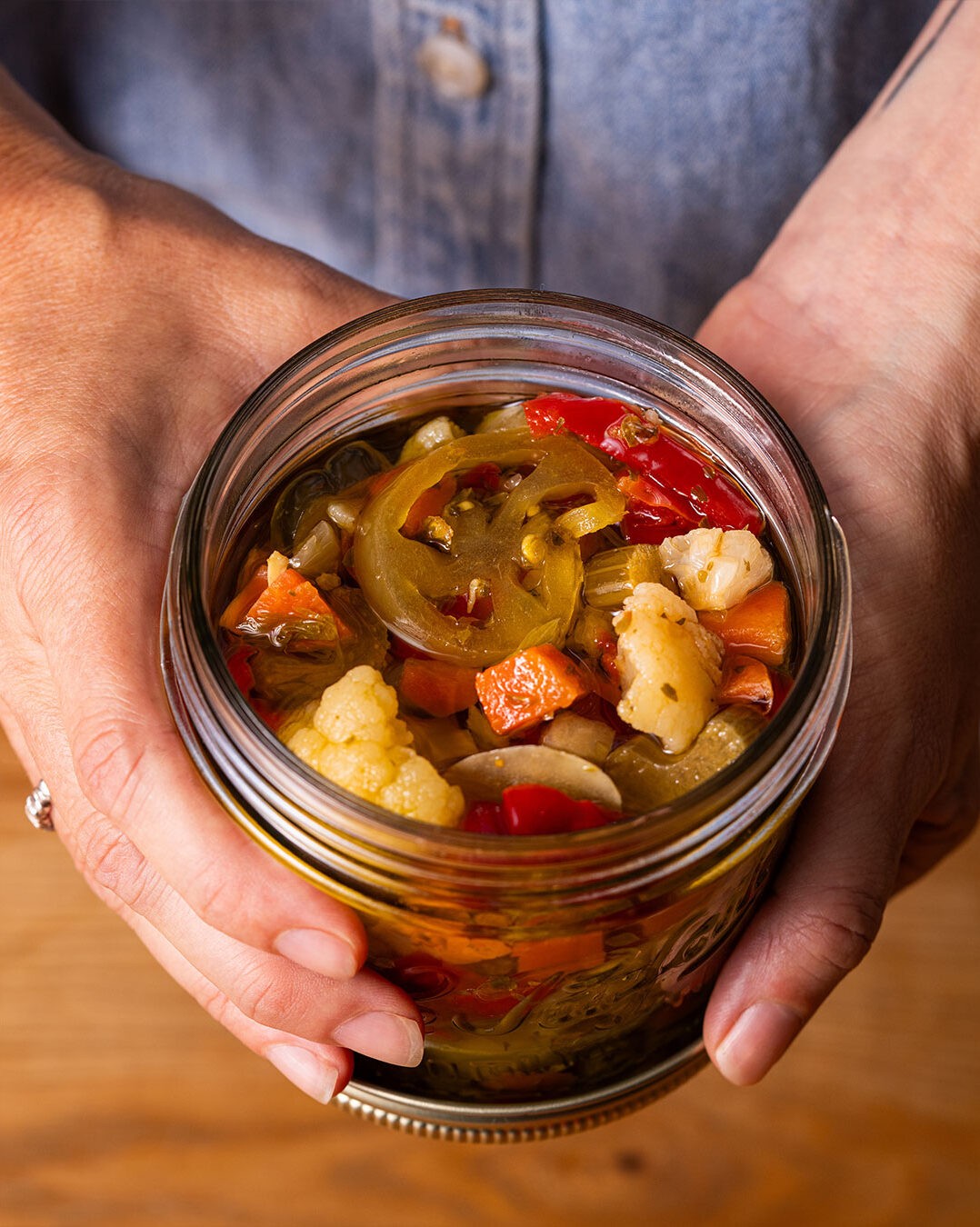 La giardiniera, c’est un condiment essentiel de toutes bonnes cuisines italiennes. On l’utilise un peu comme la relish ou le ketchup maison québécois — un petit coup de pep qui rehausse les charcuteries et les pâtés, mais aussi les sandwichs de tout acabit. 