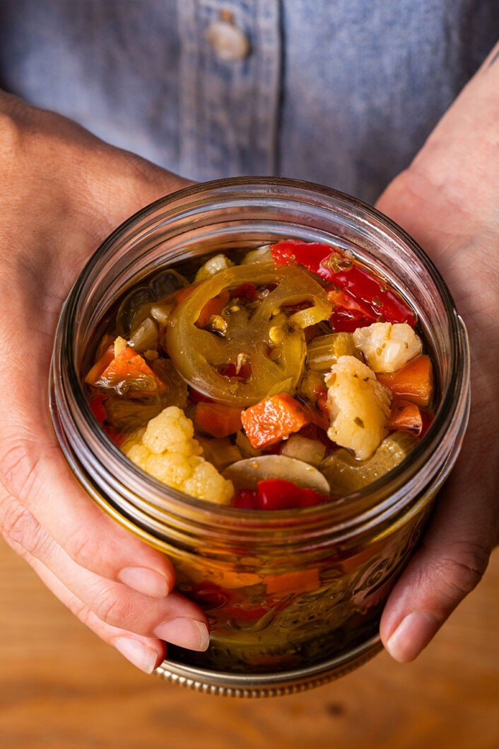 La giardiniera, c’est un condiment essentiel de toutes bonnes cuisines italiennes. On l’utilise un peu comme la relish ou le ketchup maison québécois — un petit coup de pep qui rehausse les charcuteries et les pâtés, mais aussi les sandwichs de tout acabit. 