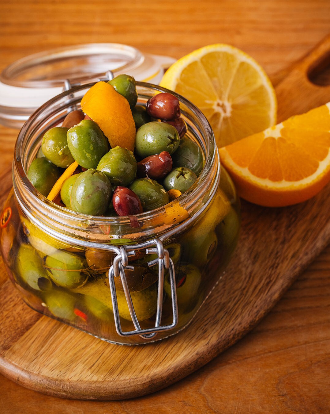 Par ici, on aime beaucoup les astucieux petits raccourcis qui nous permettent d’en mettre plein la vue sans travailler trop fort pour autant. Et ça tombe bien, parce que ces olives marinées mi-maison, mi du marché cochent justement ces cases-là! Le truc, c’est d’ajouter une belle huile infusée aux notes décidément méditerranéennes à vos olives de l’épicerie pour ajouter une vague de richesse et un petit côté sophistiqué. Pas de doutes, cette recette rapide, facile et personnalisable mettra du pep dans vos 5 à 7! 