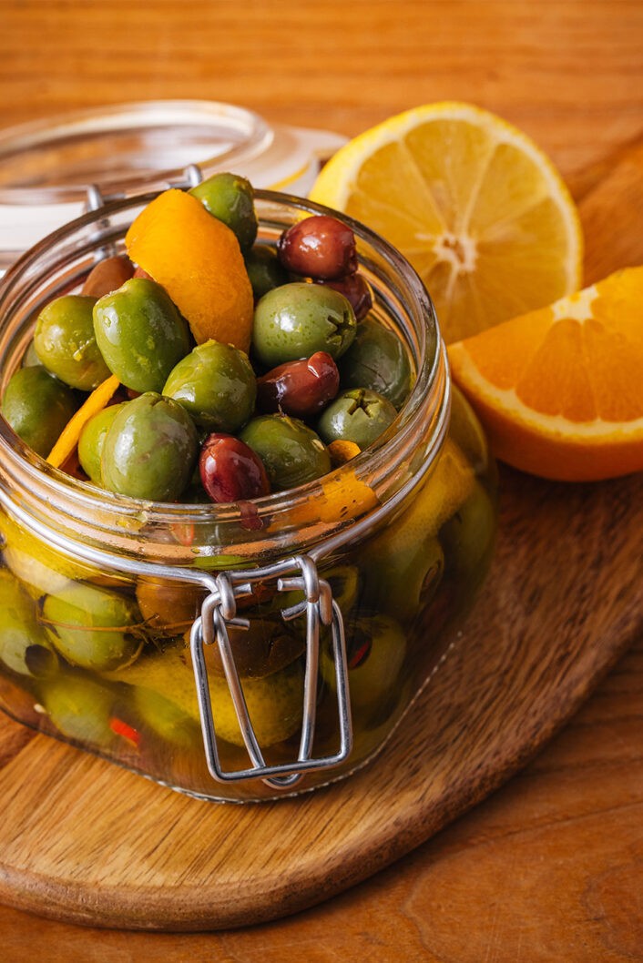 Par ici, on aime beaucoup les astucieux petits raccourcis qui nous permettent d’en mettre plein la vue sans travailler trop fort pour autant. Et ça tombe bien, parce que ces olives marinées mi-maison, mi du marché cochent justement ces cases-là! Le truc, c’est d’ajouter une belle huile infusée aux notes décidément méditerranéennes à vos olives de l’épicerie pour ajouter une vague de richesse et un petit côté sophistiqué. Pas de doutes, cette recette rapide, facile et personnalisable mettra du pep dans vos 5 à 7! 