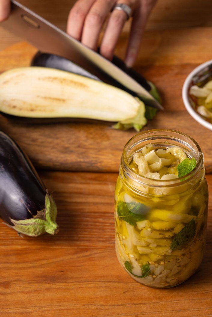 Ces aubergines marinées font partie intégrante des plateaux d’antipasti et des sandwichs servis à notre table, et on se fait un devoir (et un plaisir!) de les préparer chaque année sans jamais déroger à la tradition.