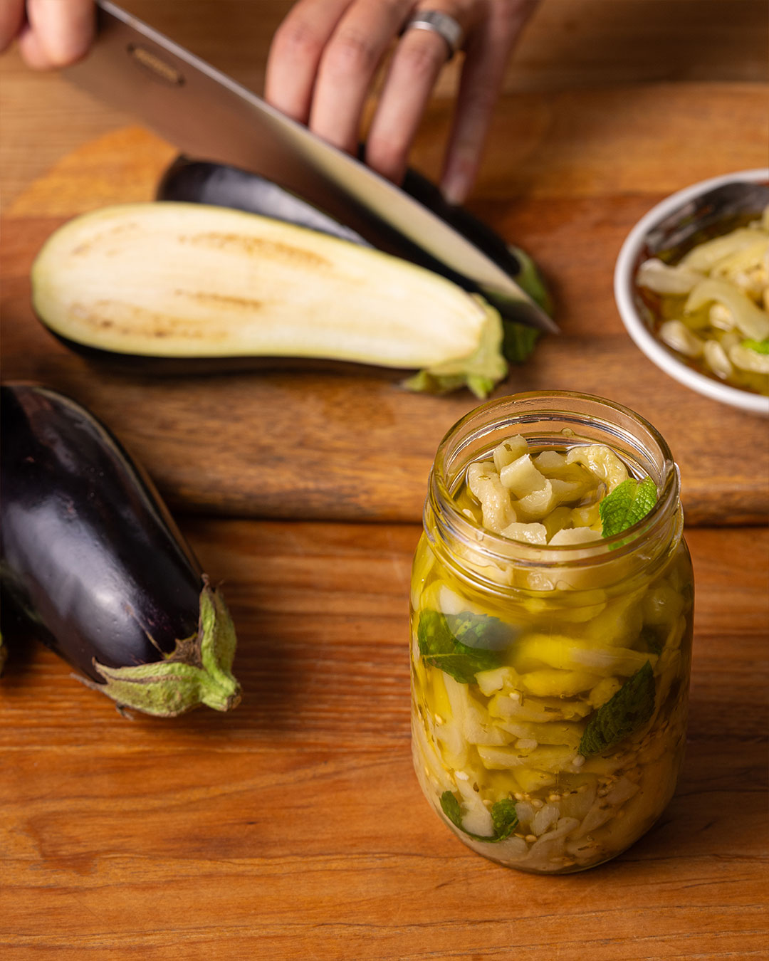 Ces aubergines marinées font partie intégrante des plateaux d’antipasti et des sandwichs servis à notre table, et on se fait un devoir (et un plaisir!) de les préparer chaque année sans jamais déroger à la tradition.