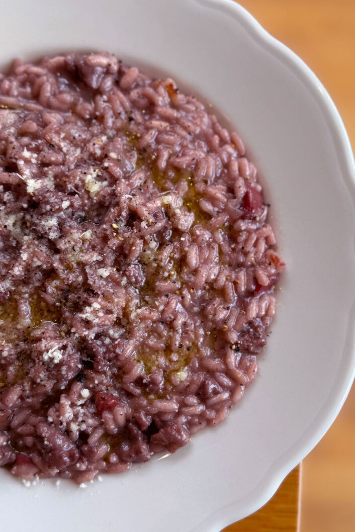 Risotto alegre (vin rouge et saucisses)