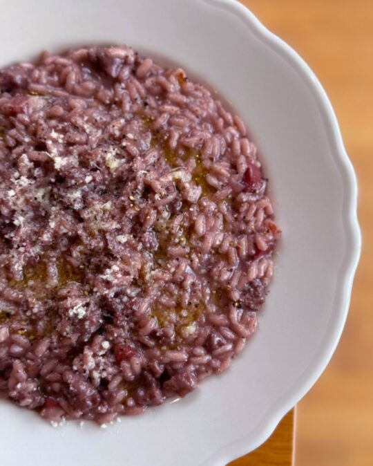 Risotto alegre (vin rouge et saucisses)