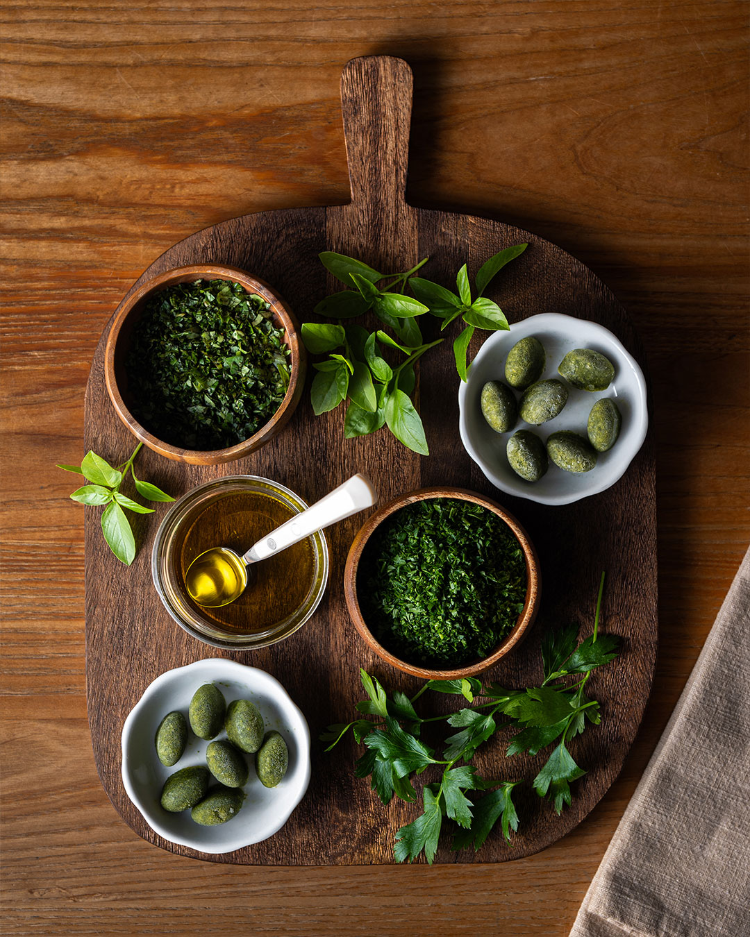 Herbes fraîches congelées dans l'huile d'olive